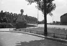 814092 Gezicht op de Artilleriebrug te Utrecht, met het door Stef Uiterwaal vervaardigde beeld Het Verkeer . Op de ...
